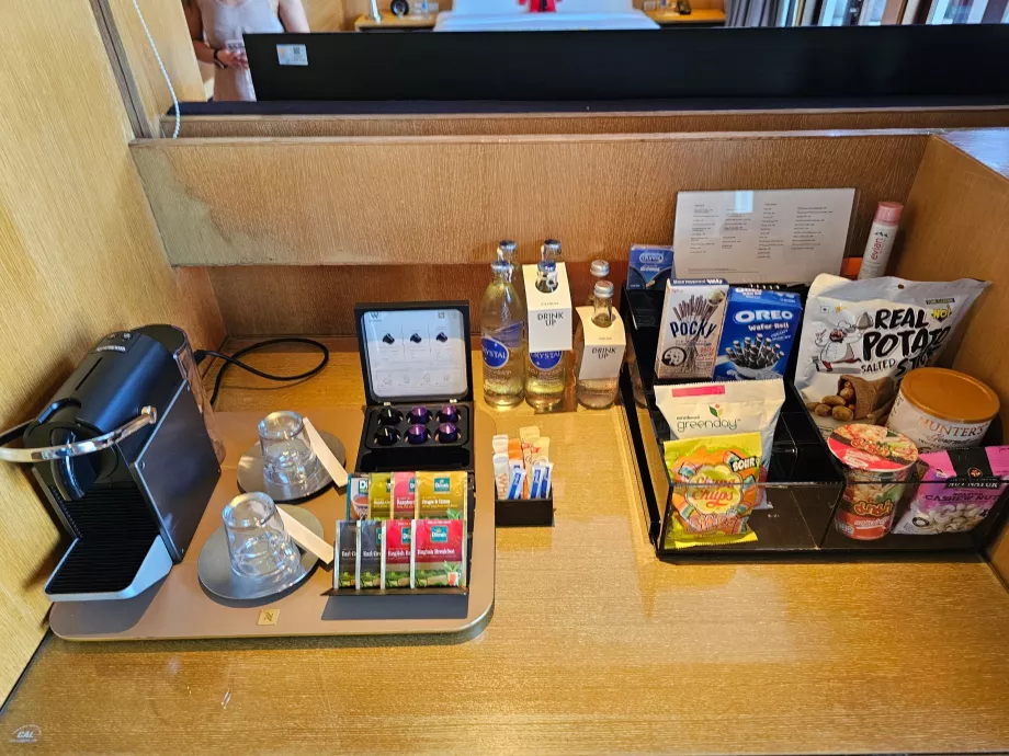 Kaffeemaschine und kostenloses Wasser und Teil der Minibar
