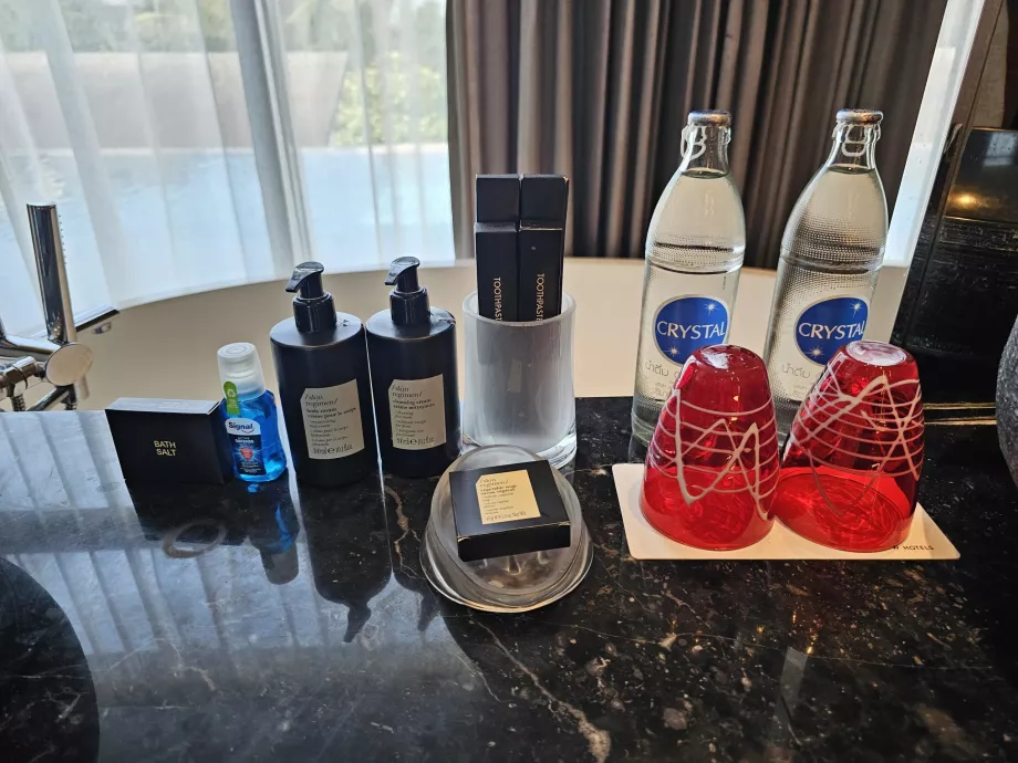 Wasser und Annehmlichkeiten im Badezimmer