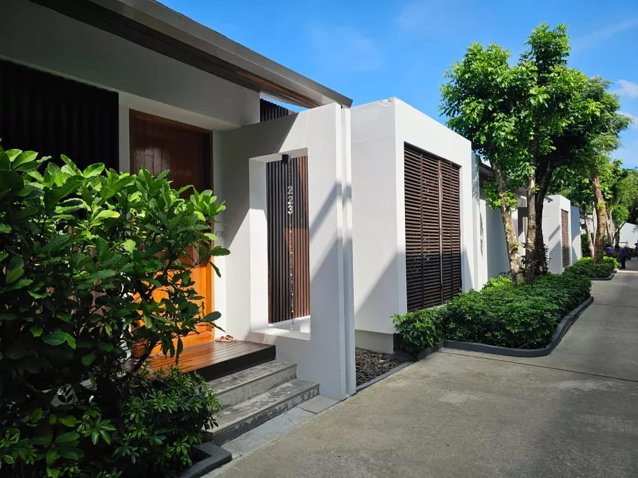 Eingänge zu privaten Villen mit Schwimmbad