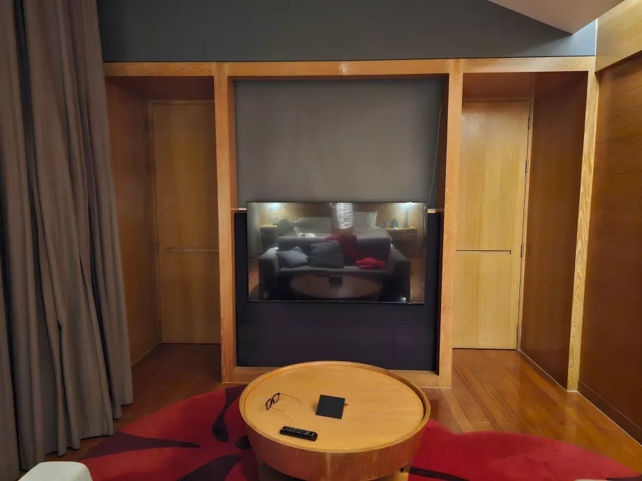 Zimmer mit geschlossener Tür, die den Flur vom Badezimmer trennt