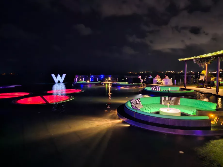 WooBar nach Einbruch der Dunkelheit