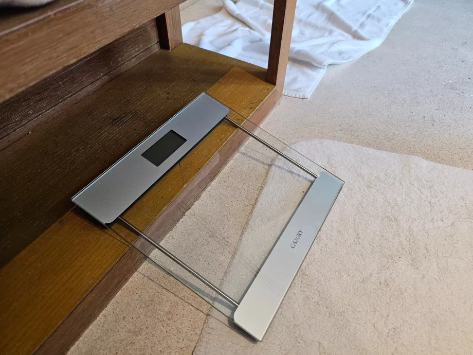 Kletternde Waage im Badezimmer