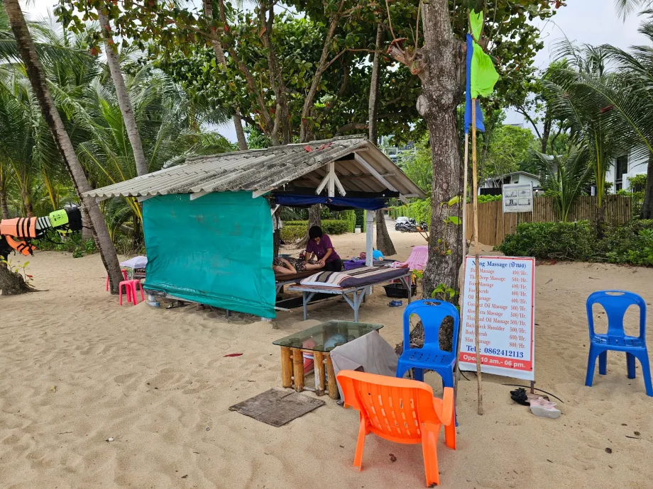 Massagen am Strand beim Hotel