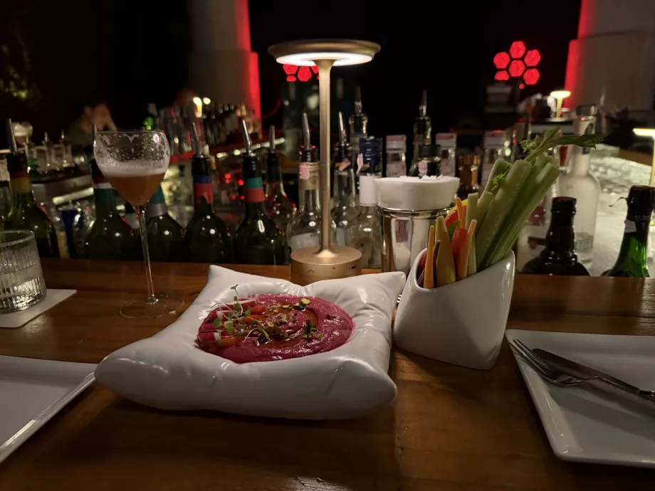Hummus mit Roter Bete in WooBar