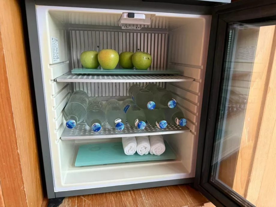 Kostenloses Wasser, Handtücher und Äpfel in der Turnhalle