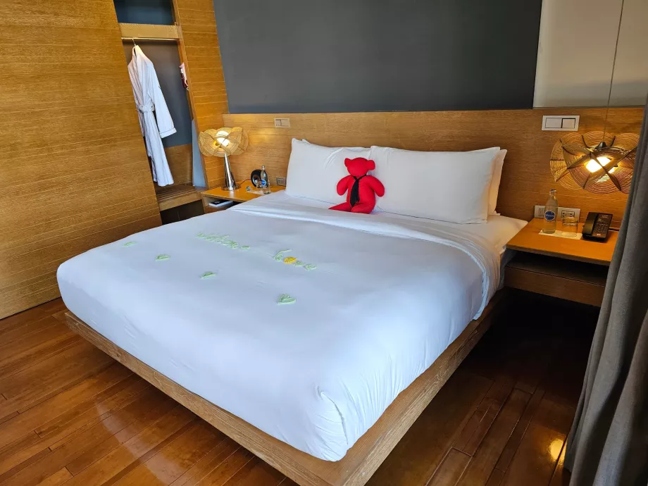 Bett in unserem Zimmer mit Teddybär