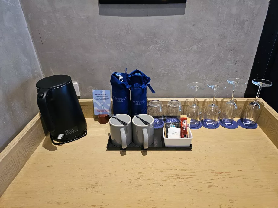 Kostenloses Wasser und Instant-Kaffee/Tee