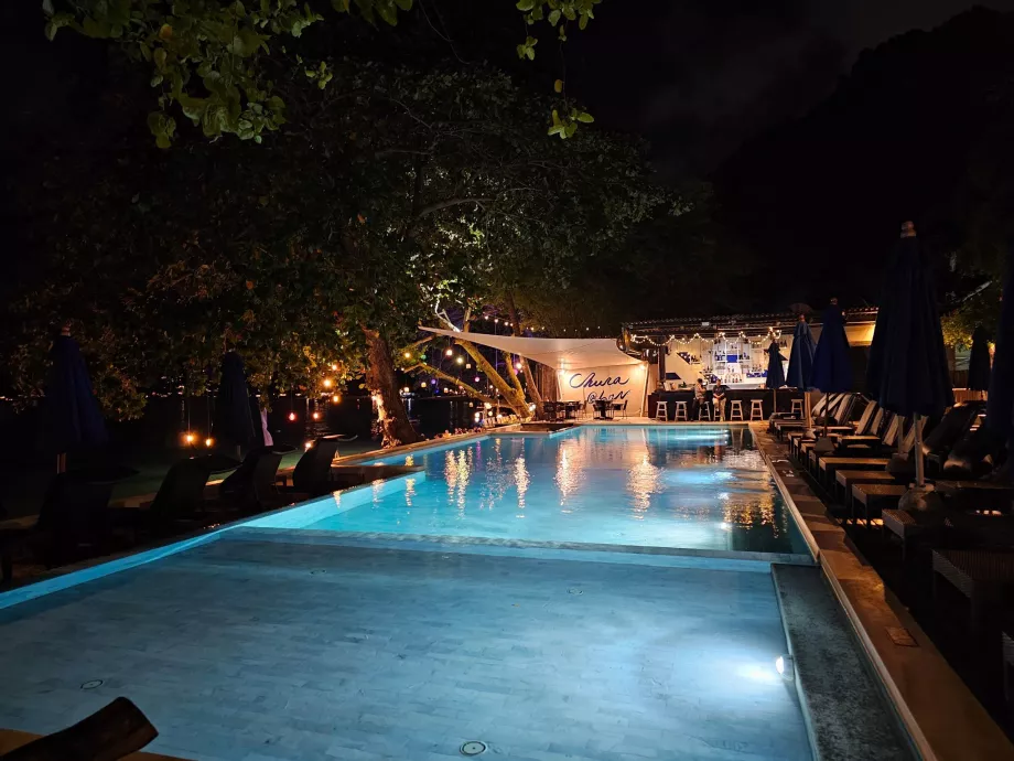 Hotelpool bei Nacht