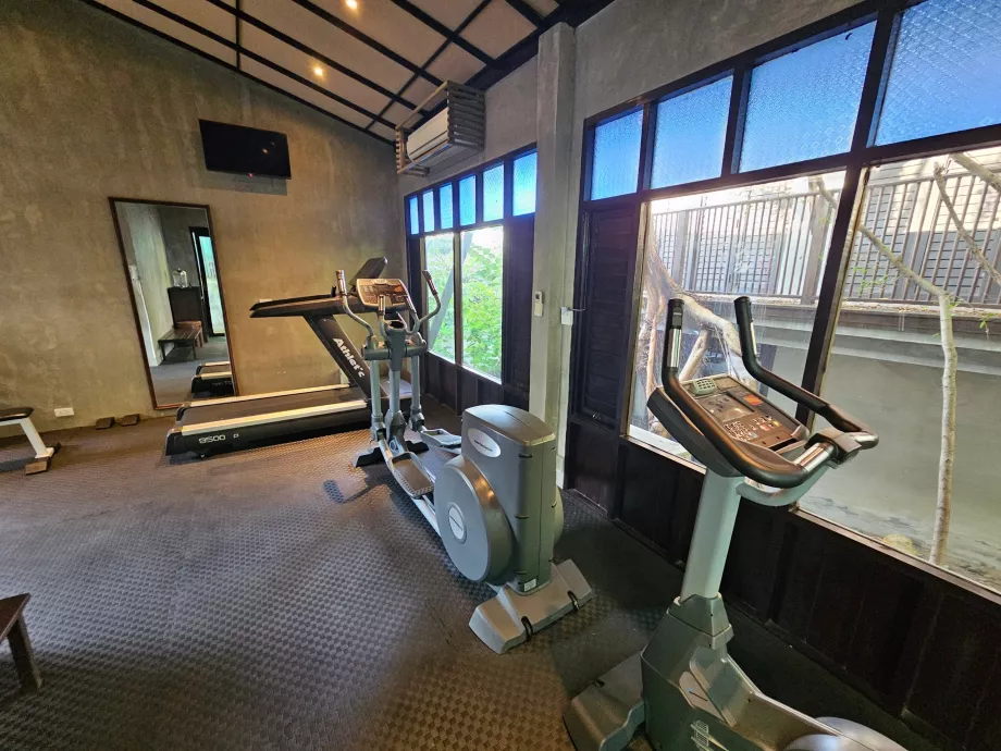 Turnhalle mit alten Geräten