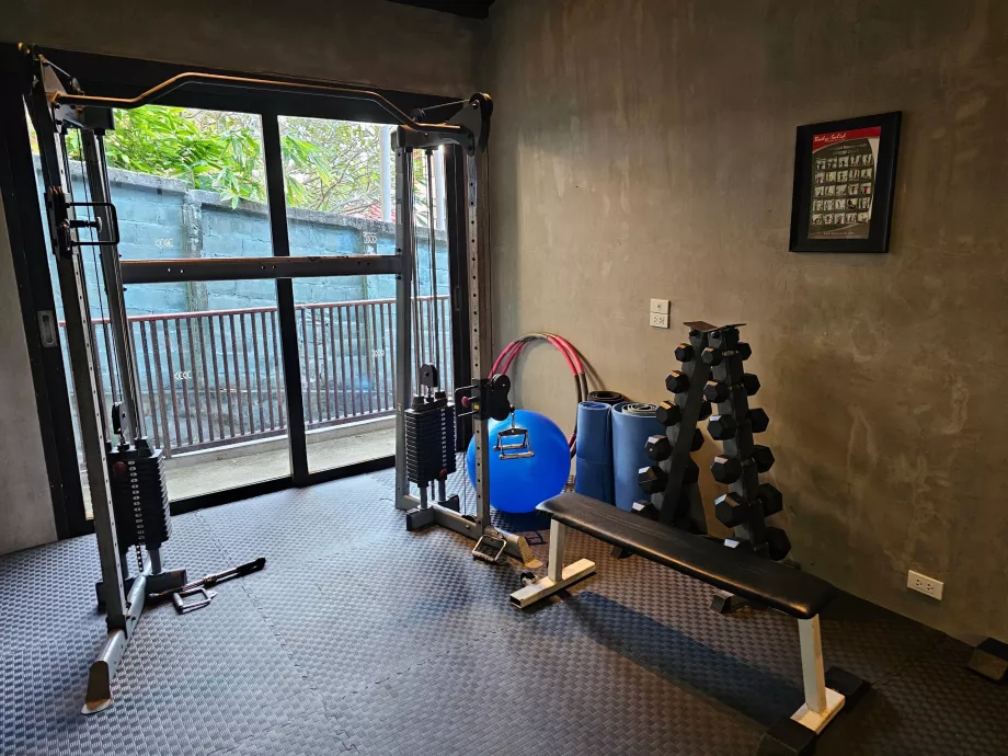 Turnhalle mit alten Geräten