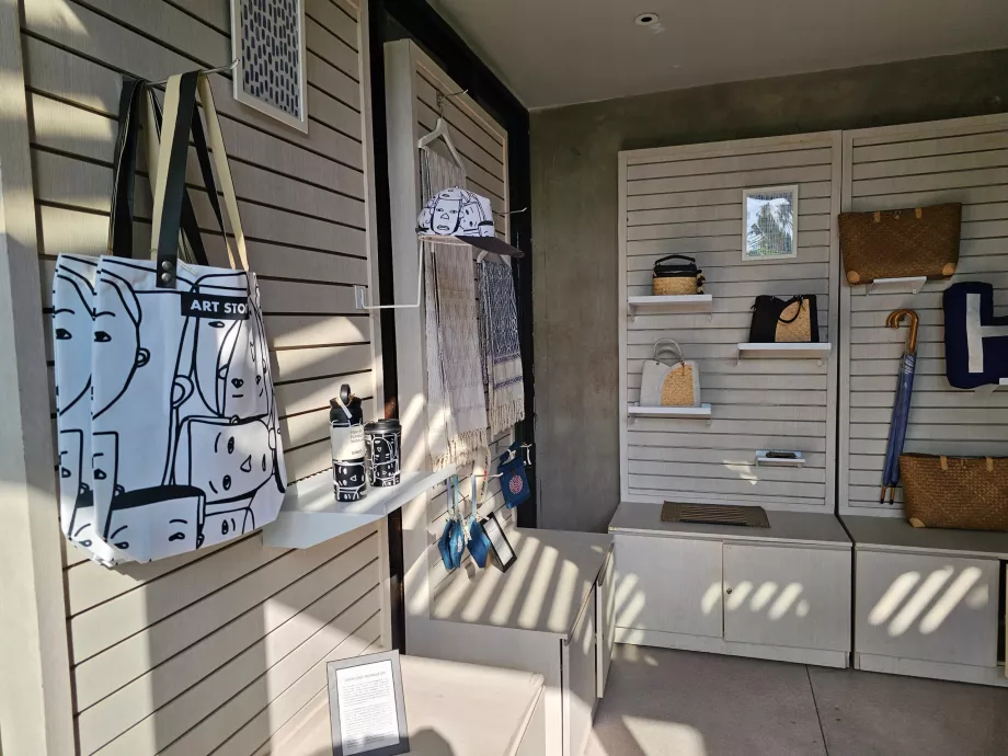 Kleiner Souvenirladen an der Rezeption