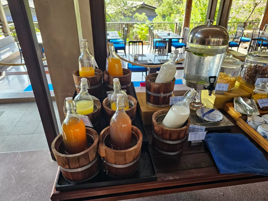 Frühstück - Säfte, Wasser und Milch