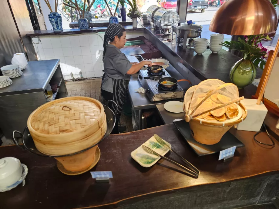 Frühstück - Pfannkuchen und Eizubereitung