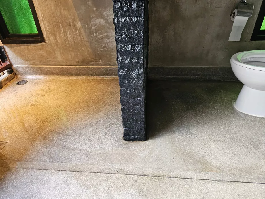 Das Wasser aus der Dusche läuft in die Toilette