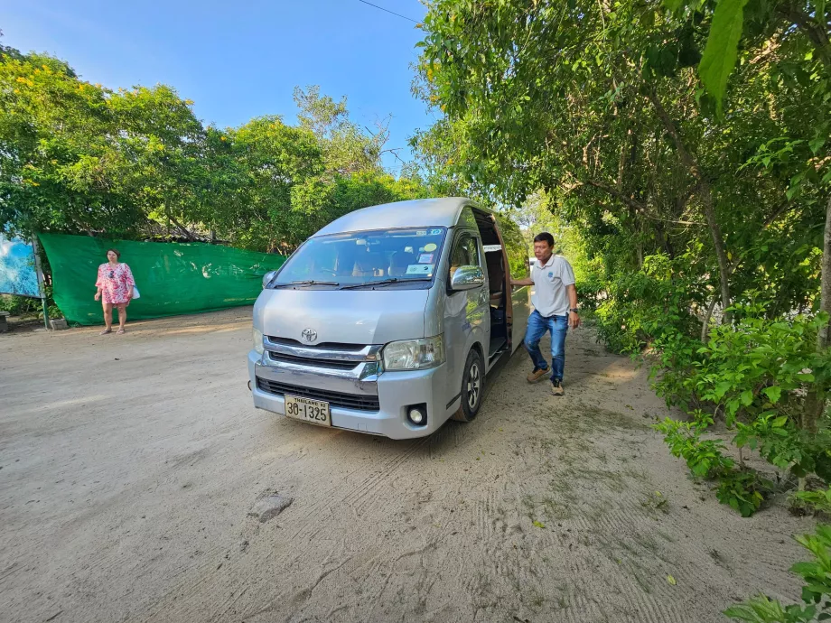 Minivan für den Transfer vom Hotel zur Anlegestelle