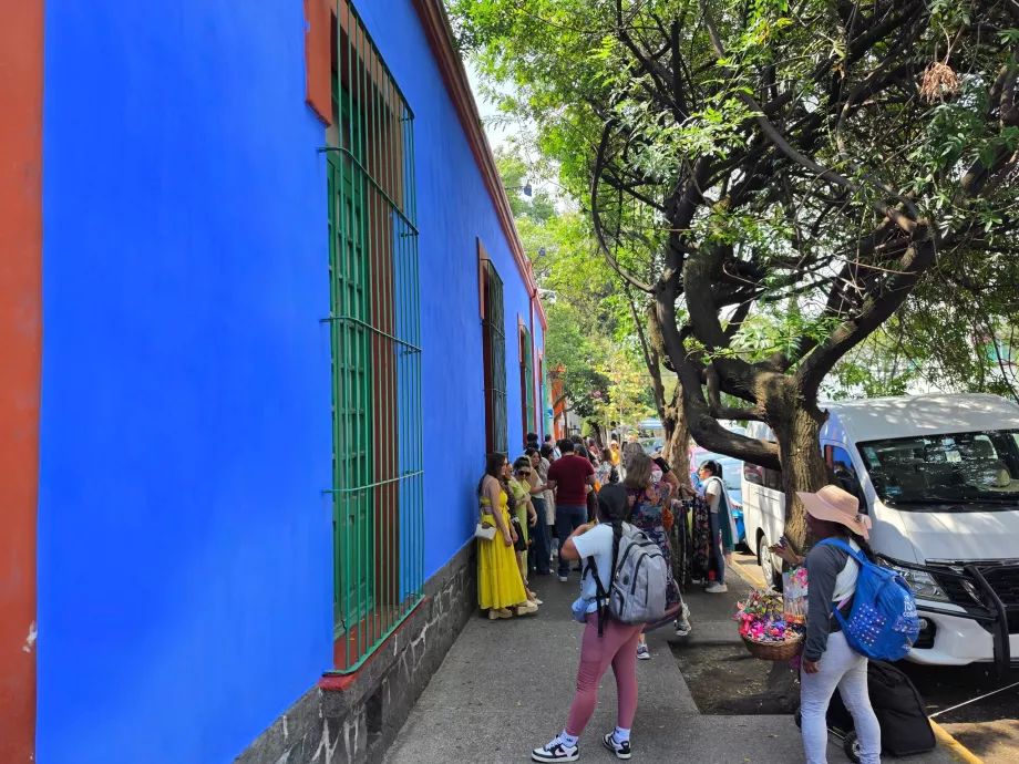 Schlange vor dem Frida Kahlo Museum