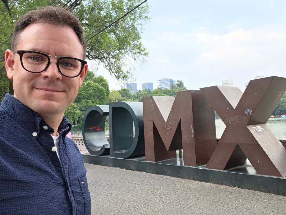 Ich vor dem Schild "CDMX"