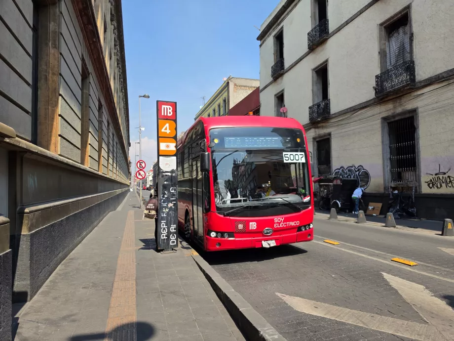 Metrobus-Haltestelle im historischen Zentrum