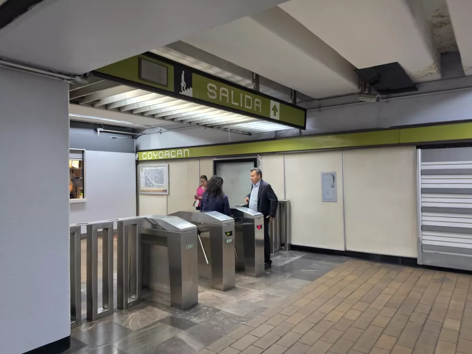 Ausfahrt aus dem Bahnhof