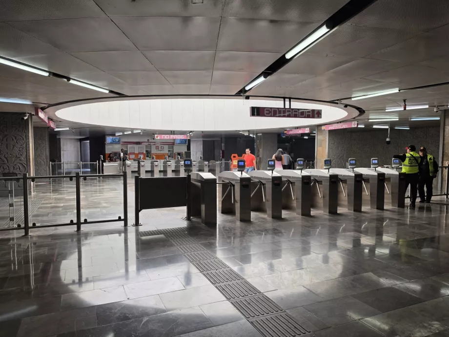 Eingang zum Bahnhof über Drehkreuze