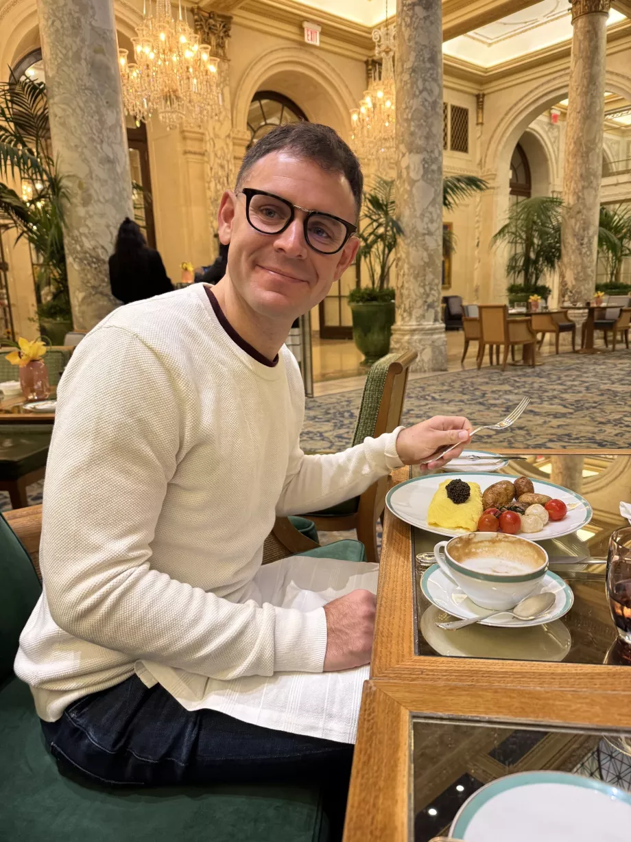 Ich beim Frühstück im Plaza Hotel