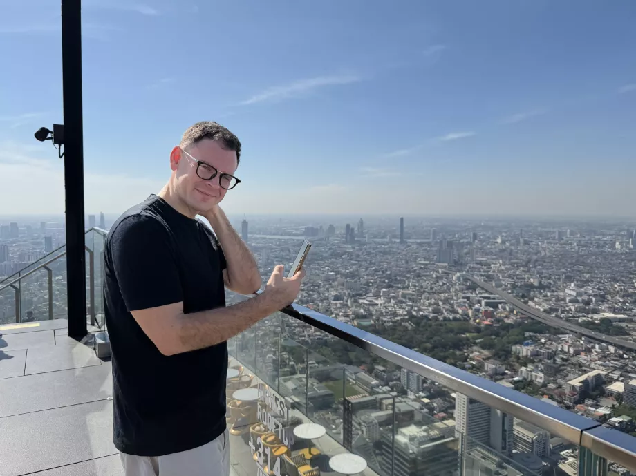 King Power Mahanakhon - ich auf der Lauer (unangenehme Sonne in den Augen)