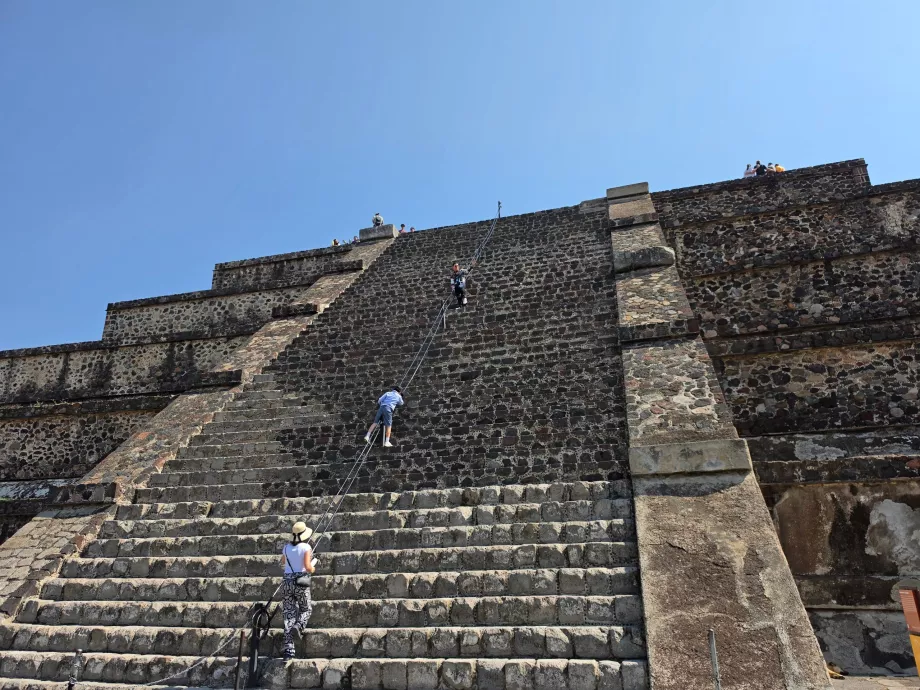 Besteigung der Pyramide des Mondes