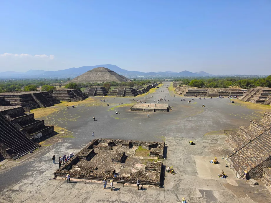 Blick auf die Anlage von der Mondpyramide aus