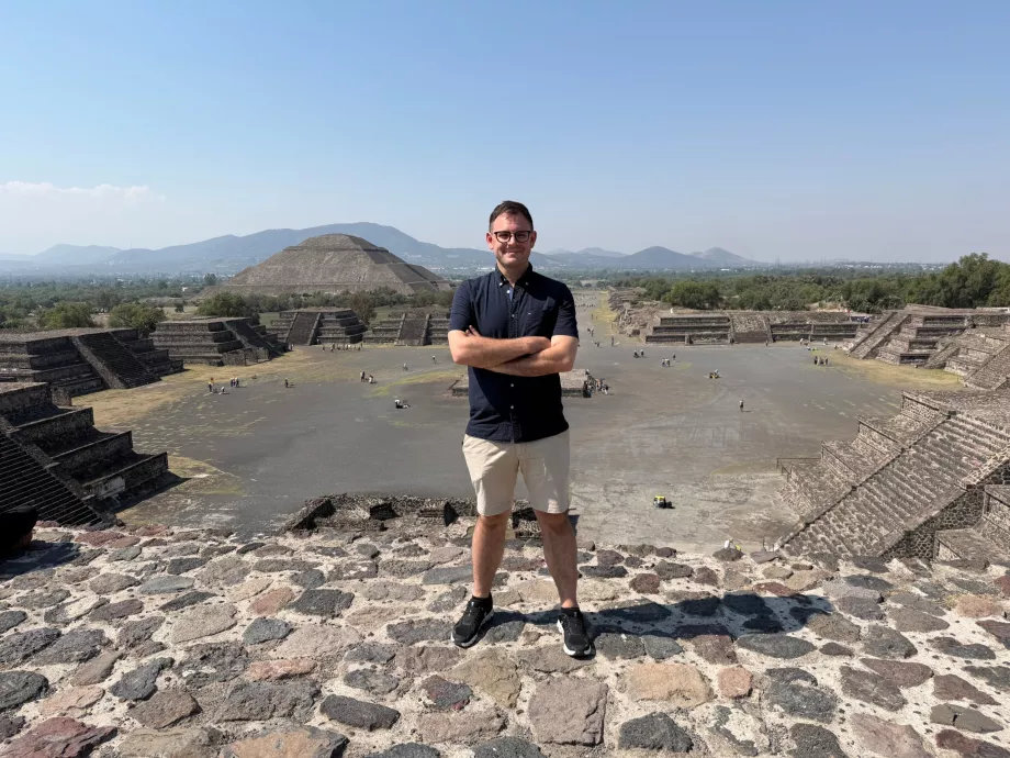 Ich stehe auf der Pyramide des Mondes