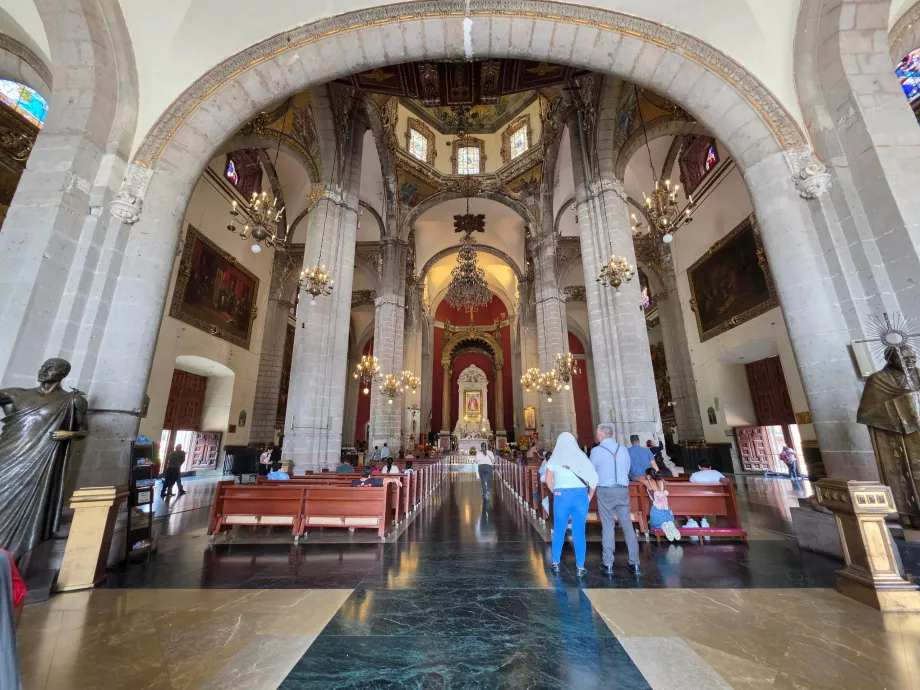 Das Innere der Basilika von Antigua