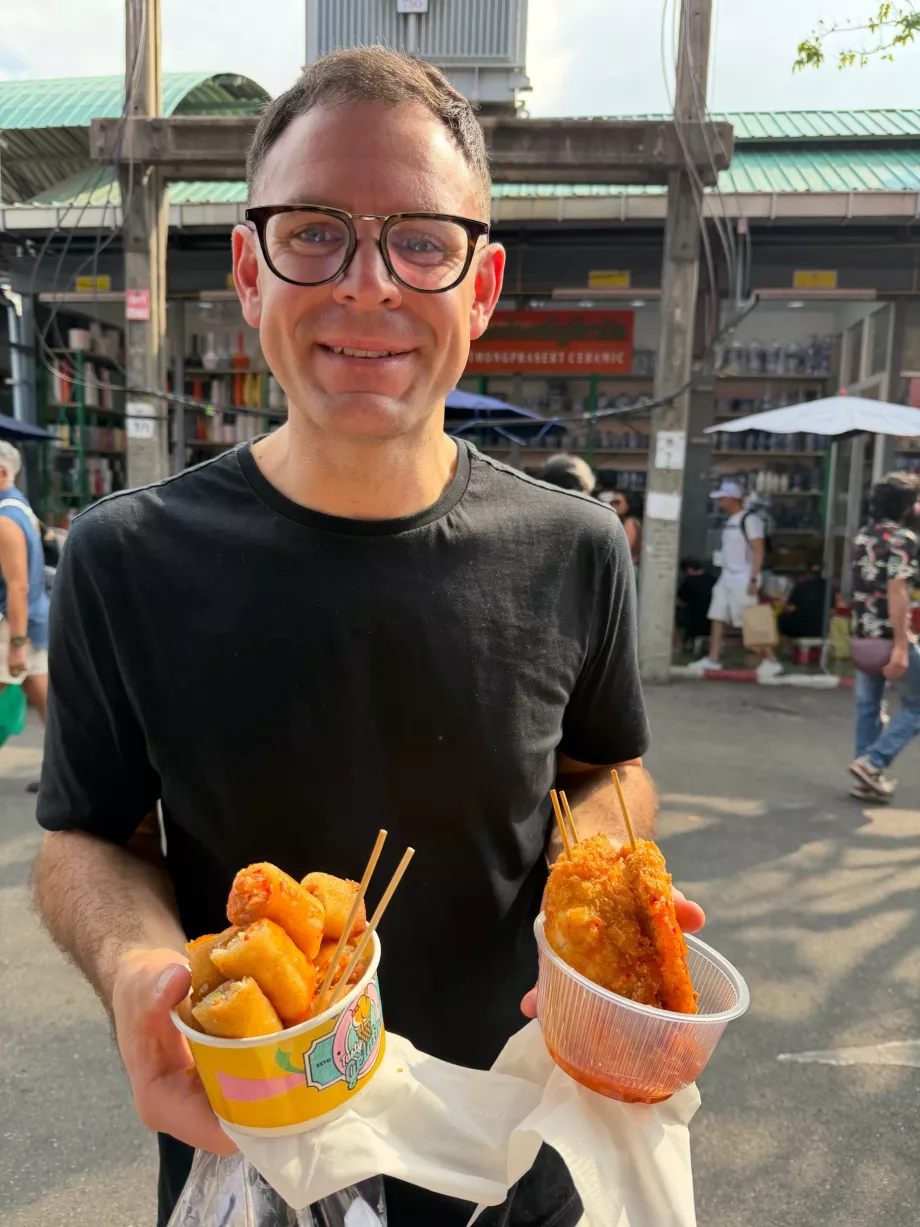 Ich mit Essen auf dem Chatuchak-Markt