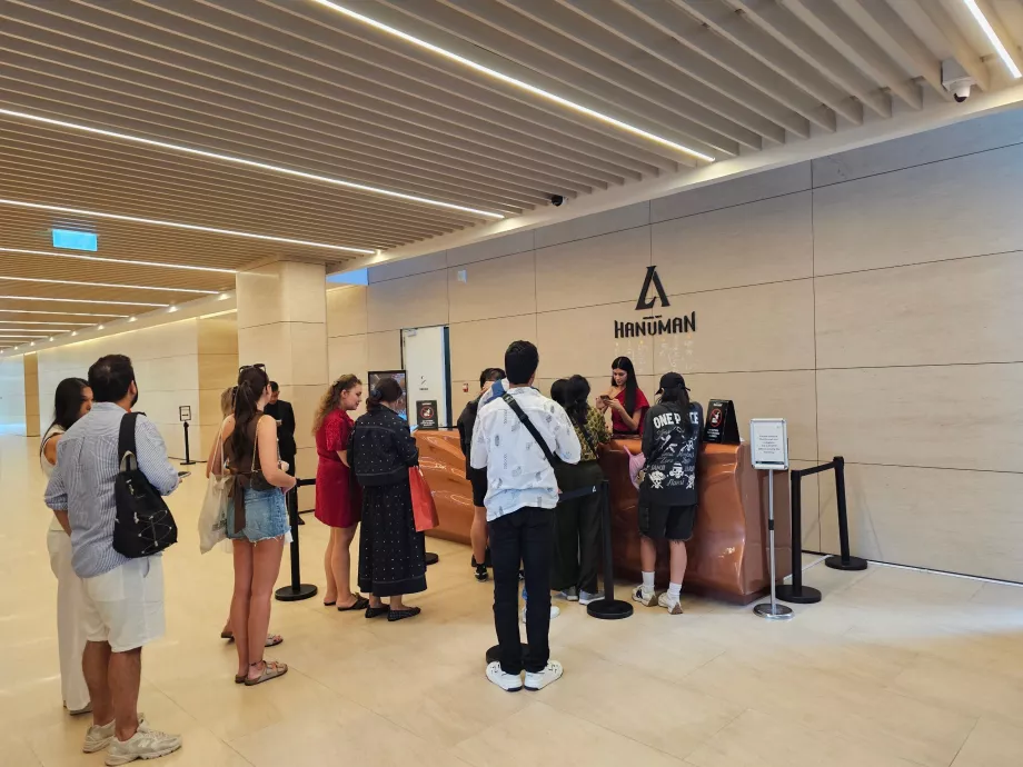 Akara Sky Hanuman - Rezeption im Untergeschoss