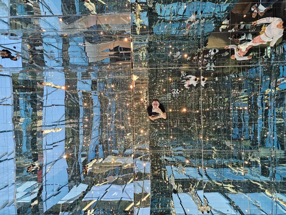 Akara Sky Hanuman - Bangkok Spiegelung