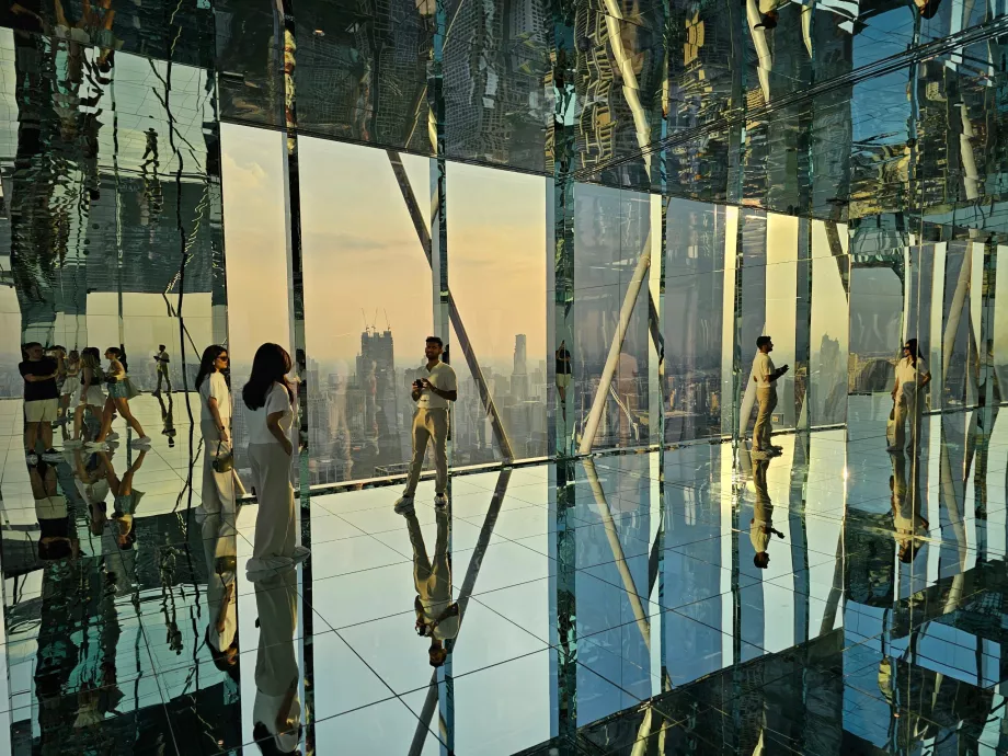 Akara Sky Hanuman - Bangkok Spiegelung