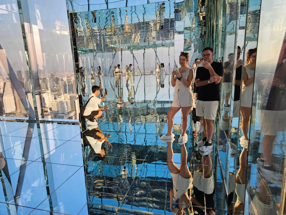 Akara Sky Hanuman - Wir im Raum Bangkok Reflexion