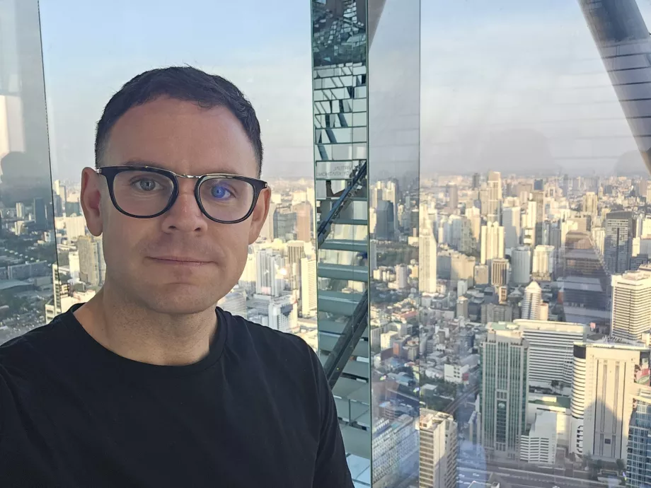 Akara Sky Hanuman - Ich im Raum Bangkok Reflexion