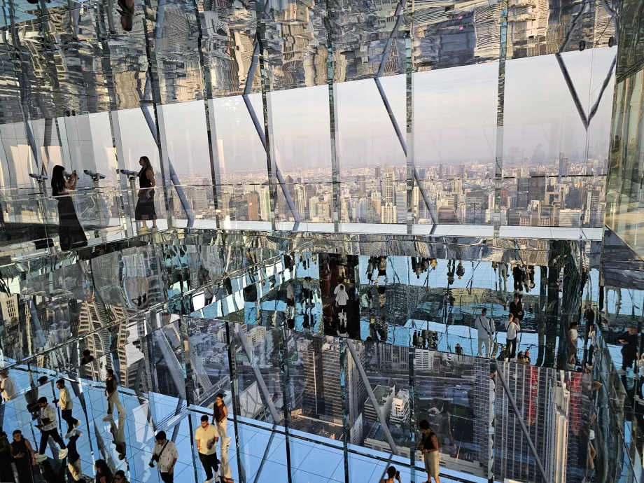 Akara Sky Hanuman - Bangkok Spiegelung