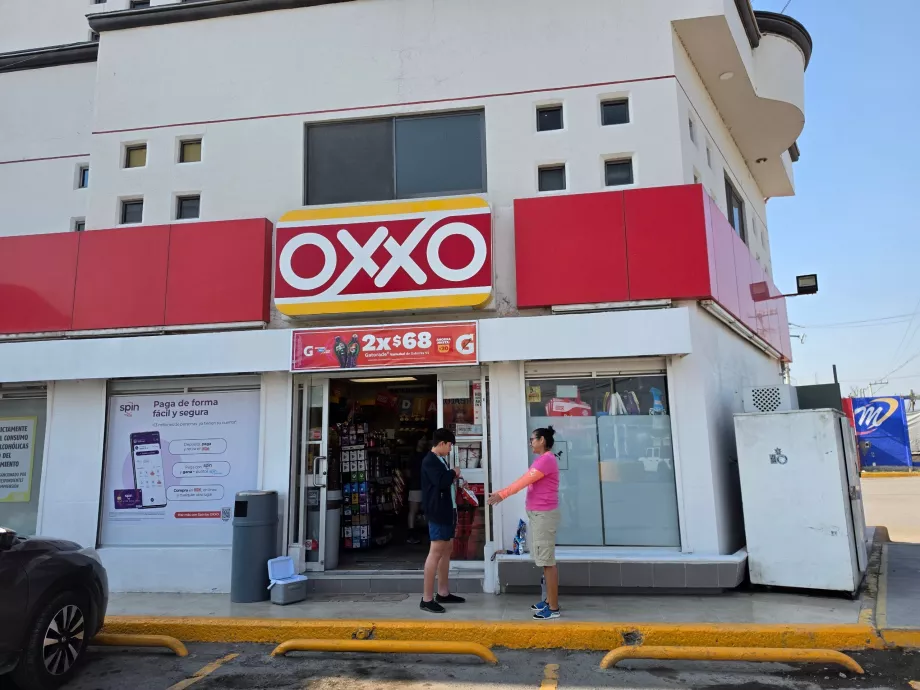 Gegenüber befindet sich der Oxxo-Minimarkt