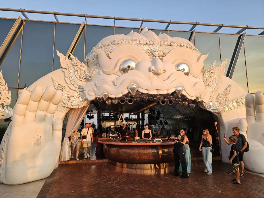 Akara Sky Hanuman - der ikonische Eingang zur Terrasse