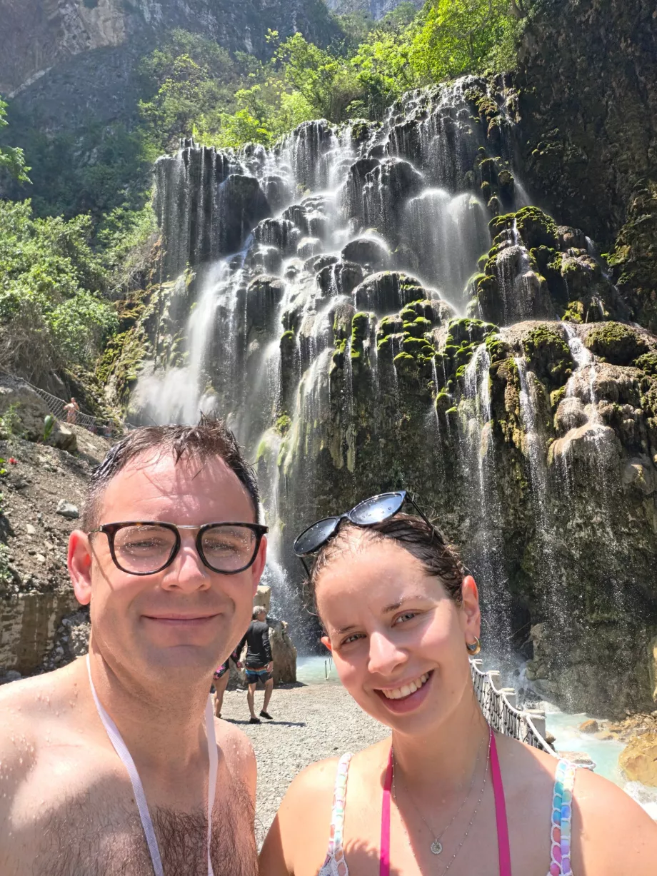 Wir vor dem Tolantongo-Wasserfall