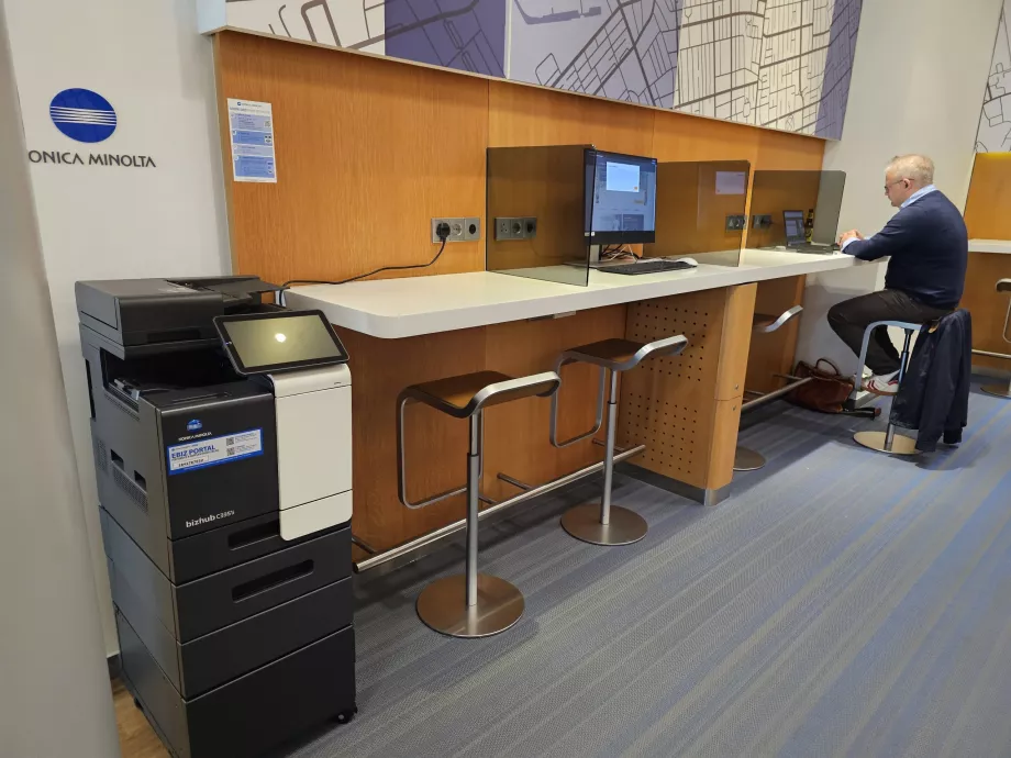 Ein Arbeitsplatz und ein Drucker