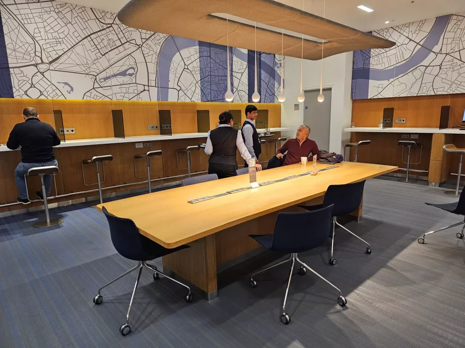 Arbeitsstationen und Schreibtische