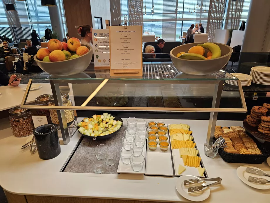 Süßigkeiten, Obst und Käse