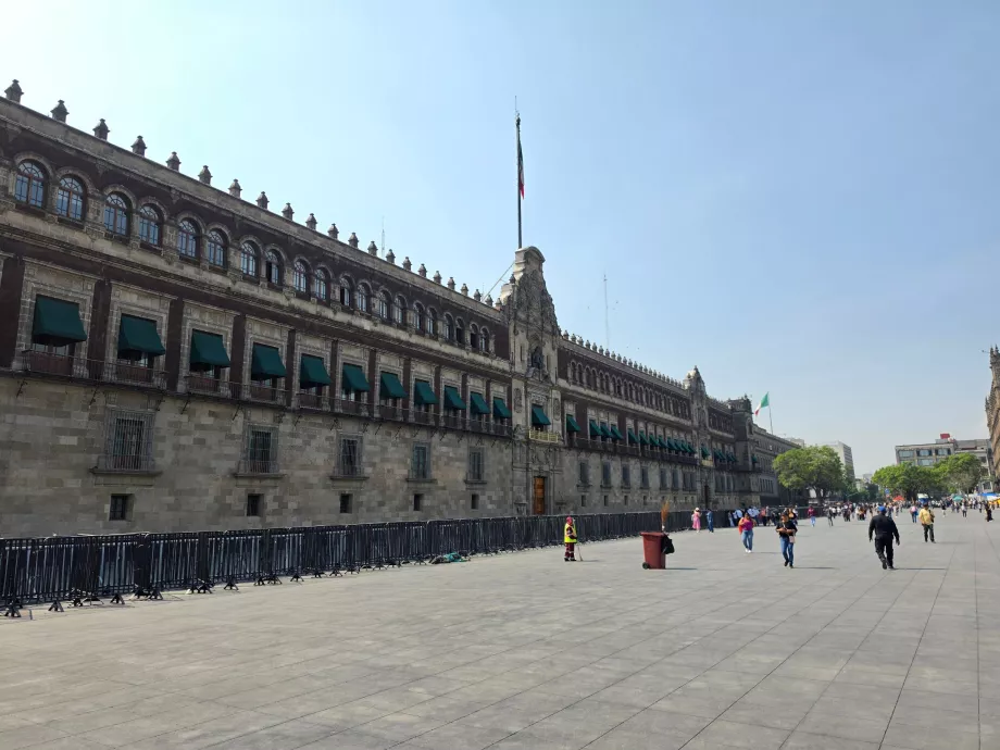 Zócalo-Platz, Palacio Nacional