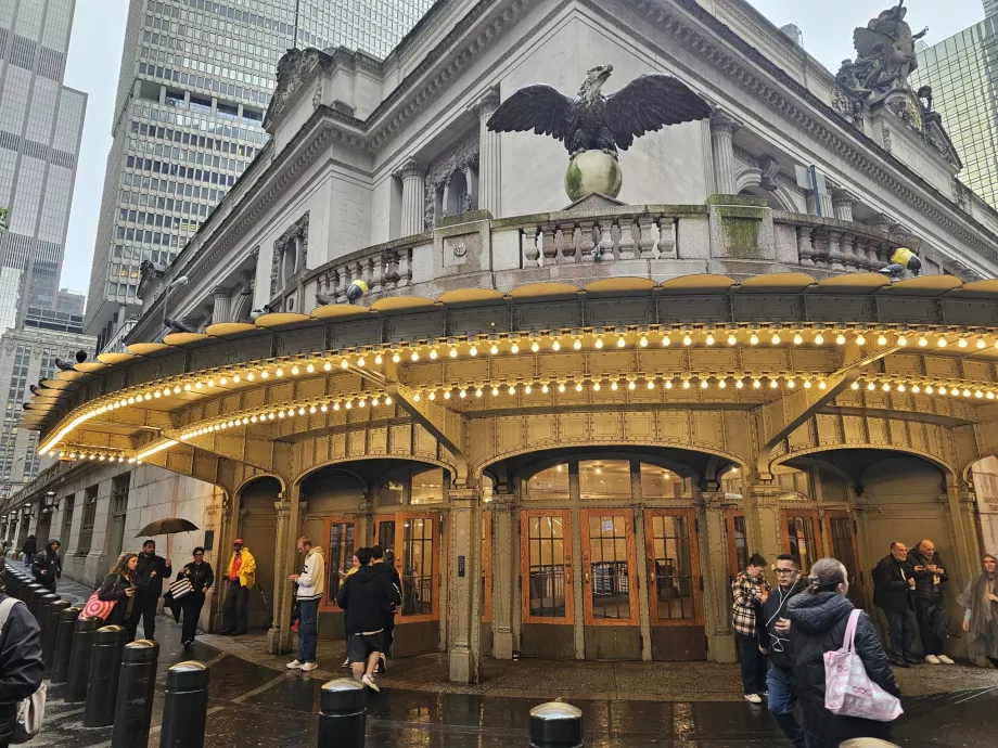 Adlerstatue über dem Eingang