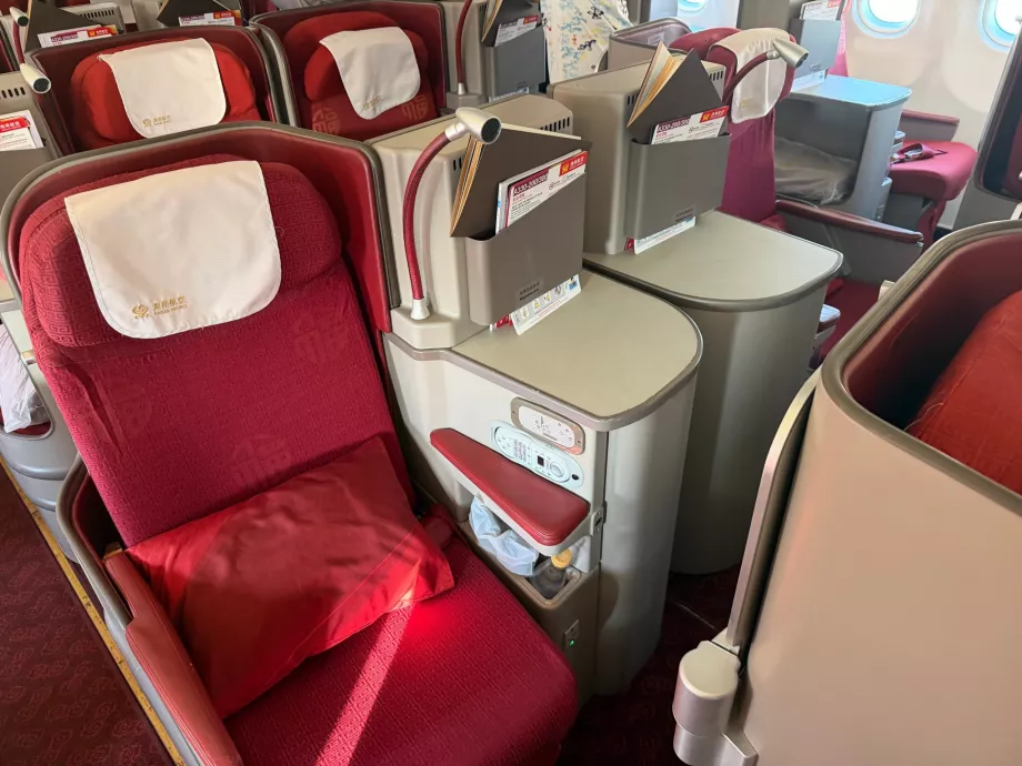 Eine andere Variante der mittleren Sitze (weit auseinander)