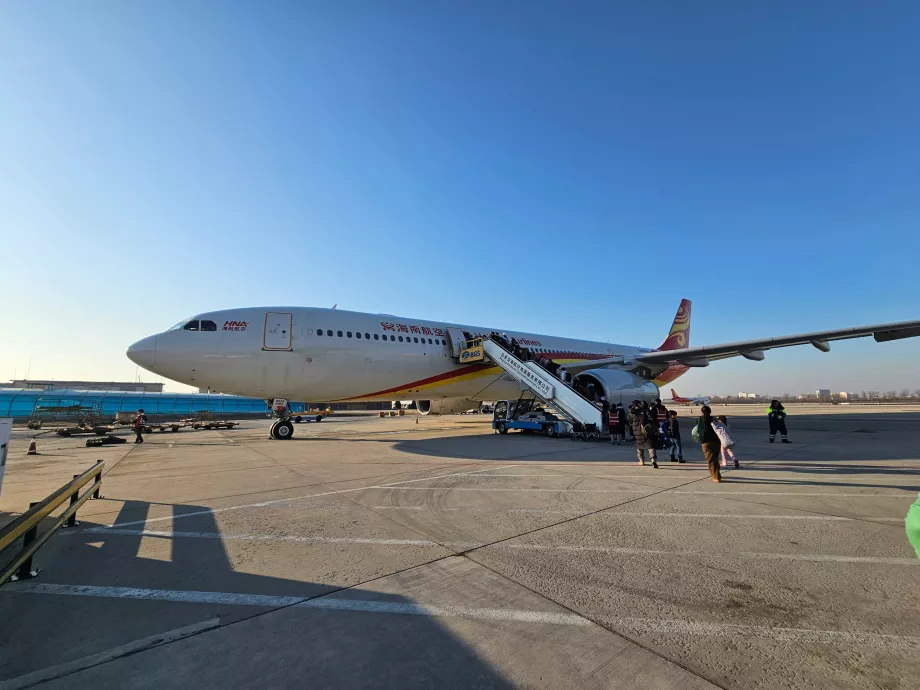 Unser Flugzeug auf dem Flughafen von Peking