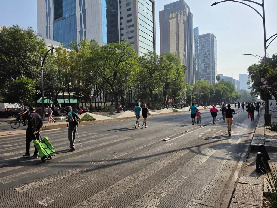 Ein Lauf am Sonntagmorgen entlang der Reforma-Straße