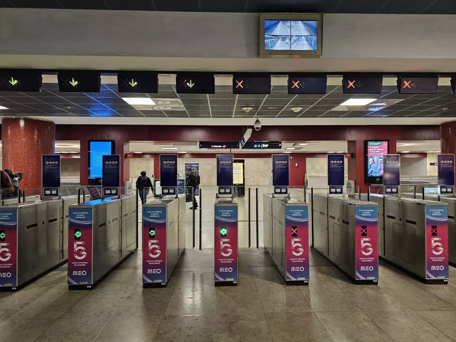 Drehkreuze zum Betreten der U-Bahn-Station