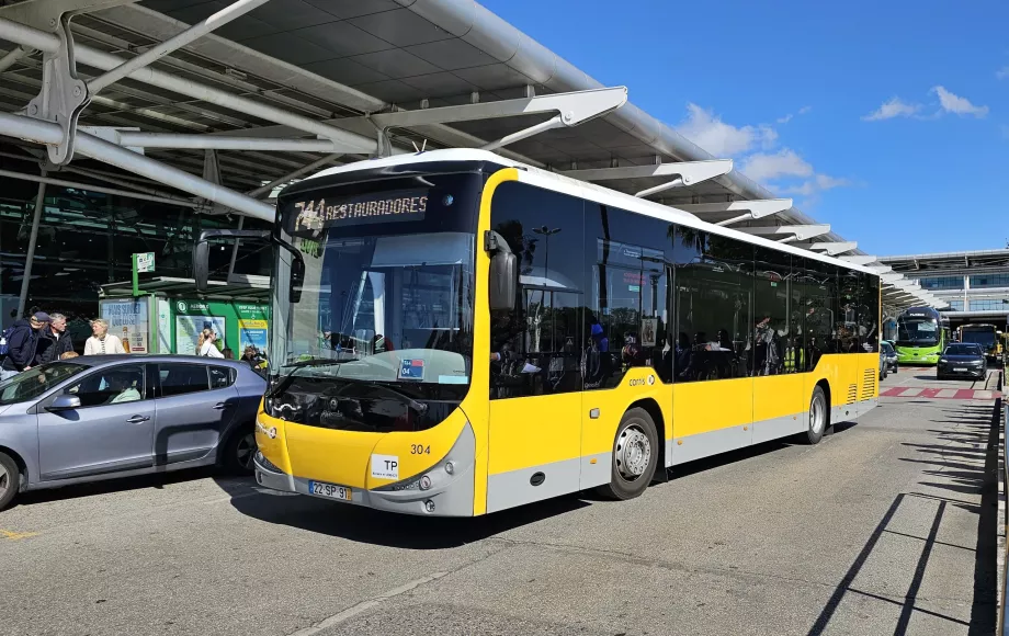 Stadtbus ins Zentrum von Lissabon